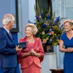 Prinses Beatrix reikt Zilveren Anjers uit