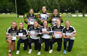 Partuur Dido Iedema pakt de krans bij de meisjes B in Arum