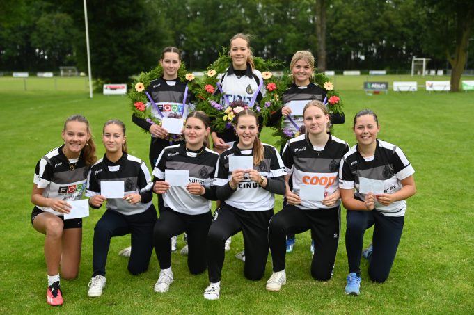 Partuur Dido Iedema pakt de krans bij de meisjes B in Arum