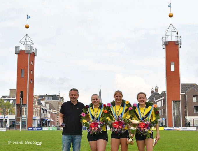 Dames van Huizum winnen eerste afdelingswedstrijd