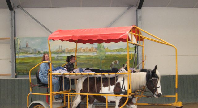 De loting voor de Takomstpartij voor meisjes in Sexbierum