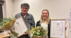 Jisse Postma en Johanna Grond nemen afscheid van bestuur KV Sla Raak