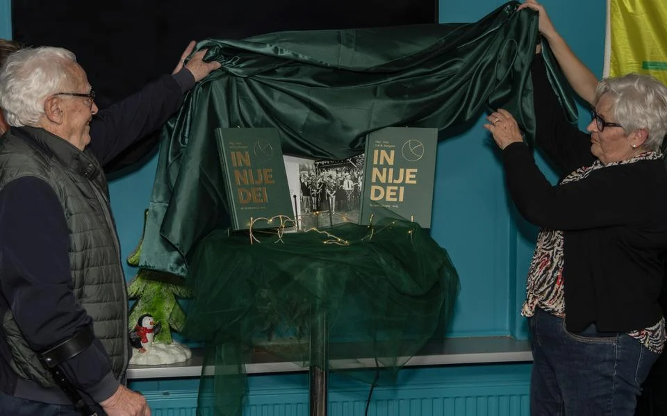 Hedzer Terpstra en Tineke van der Schaaf onthullen het jubileumboek van OKK Beetgum.