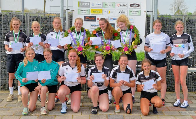 Maud Hellinga, Brecht Renema en Martsen van der Goot in de kransen